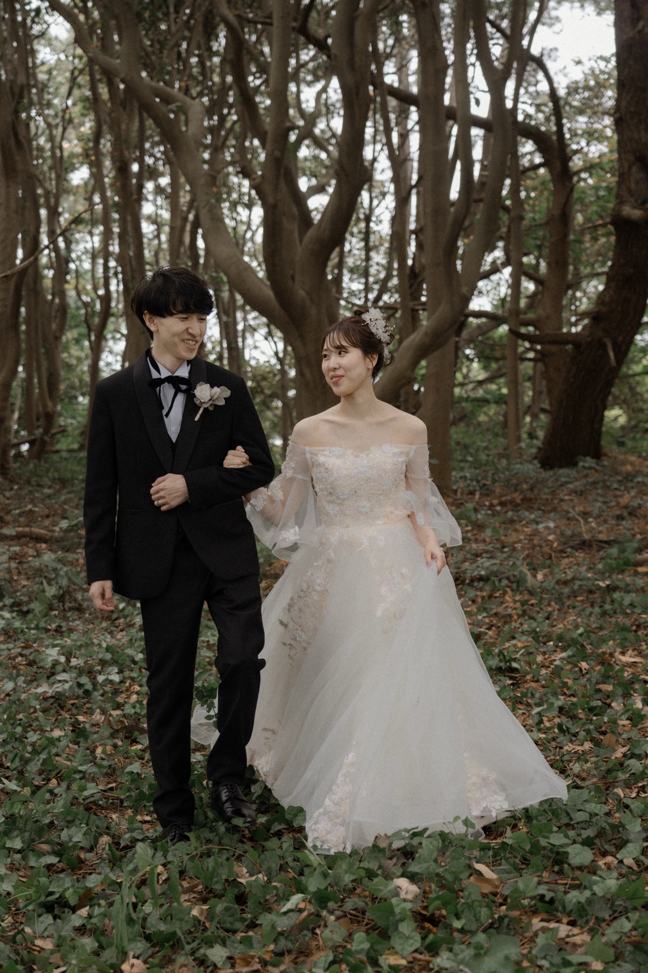 森の中でドレスをひるがえす花嫁